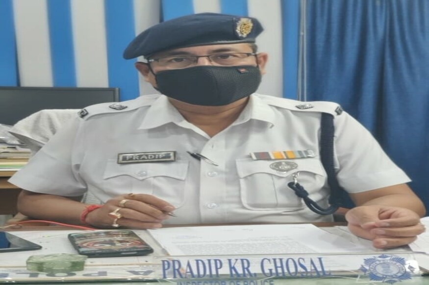 *এদিন করোনা পরিস্থিতি নিয়ে নানা কথার মধ্যেই সরকারি হাসপাতালের পরিষেবা নিয়ে প্রশংসা করেন করোনা যোদ্ধারা। করোনা যোদ্ধার স্বীকৃতি পেয়ে বেলেঘাটা থানার ওসি প্রদীপ কুমার ঘোষাল বলেন, এলাকার বহু মানুষকে আরও সচেতন করতে হবে করোনা নিয়ে। করোনার সঙ্গে লড়াই করতে গেলে যথাযথ নিয়ম মানতে হবে। *এদিন করোনা পরিস্থিতি নিয়ে নানা কথার মধ্যেই সরকারি হাসপাতালের পরিষেবা নিয়ে প্রশংসা করেন করোনা যোদ্ধারা। করোনা যোদ্ধার স্বীকৃতি পেয়ে বেলেঘাটা থানার ওসি প্রদীপ কুমার ঘোষাল বলেন, এলাকার বহু মানুষকে আরও সচেতন করতে হবে করোনা নিয়ে। করোনার সঙ্গে লড়াই করতে গেলে যথাযথ নিয়ম মানতে হবে।