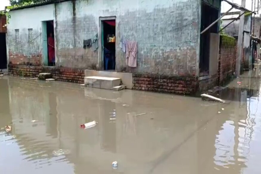 *শনিবার দুপুরে মালদহে মহানন্দা নদীর জলস্তর বেড়ে দাঁড়ায় ২১. ৬৫ মিটার। যা বিপদসীমার থেকে ৬৫ সেন্টিমিটার ওপরে। আর দশ সেন্টিমিটার বাড়লেই মহানন্দা মালদহে চরম বিপদ সীমা ছাড়াবে। *শনিবার দুপুরে মালদহে মহানন্দা নদীর জলস্তর বেড়ে দাঁড়ায় ২১. ৬৫ মিটার। যা বিপদসীমার থেকে ৬৫ সেন্টিমিটার ওপরে। আর দশ সেন্টিমিটার বাড়লেই মহানন্দা মালদহে চরম বিপদ সীমা ছাড়াবে।