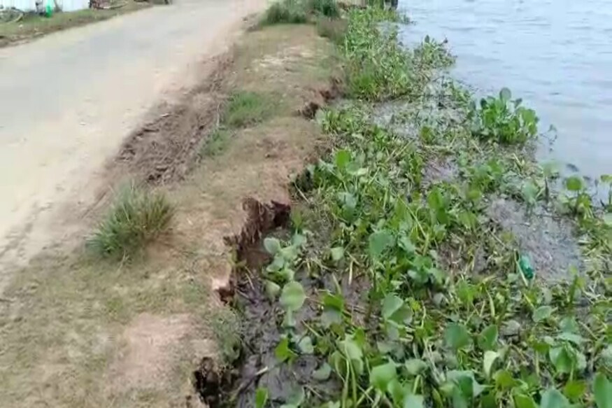 *স্থানীয়দের আশঙ্কা, এভাবে চলতে থাকলে আগামী দু-তিন দিনের মধ্যে ওই রাস্তা ভেঙে যাবে অথবা রাস্তার উপর দিয়ে প্রবাহিত হবে নদীর জল। স্থানীয়দের ক্ষোভ গুরুত্বপূর্ণ এই রাস্তা বিপন্ন হলেও মেরামতের কোনও উদ্যোগ নেয়নি স্থানীয় প্রশাসন বা পঞ্চায়েত। শেষপর্যন্ত এলাকার বাসিন্দারা রাস্তা দিয়ে যাতায়াত করা লোকজনের কাছ থেকে আর্থিক সাহায্য চেয়ে নিয়ে রাস্তার দুর্বল এলাকাগুলিতে বোল্ডার ফেলে ভাঙন রোখার চেষ্টা শুরু করেছেন। *স্থানীয়দের আশঙ্কা, এভাবে চলতে থাকলে আগামী দু-তিন দিনের মধ্যে ওই রাস্তা ভেঙে যাবে অথবা রাস্তার উপর দিয়ে প্রবাহিত হবে নদীর জল। স্থানীয়দের ক্ষোভ গুরুত্বপূর্ণ এই রাস্তা বিপন্ন হলেও মেরামতের কোনও উদ্যোগ নেয়নি স্থানীয় প্রশাসন বা পঞ্চায়েত। শেষপর্যন্ত এলাকার বাসিন্দারা রাস্তা দিয়ে যাতায়াত করা লোকজনের কাছ থেকে আর্থিক সাহায্য চেয়ে নিয়ে রাস্তার দুর্বল এলাকাগুলিতে বোল্ডার ফেলে ভাঙন রোখার চেষ্টা শুরু করেছেন।