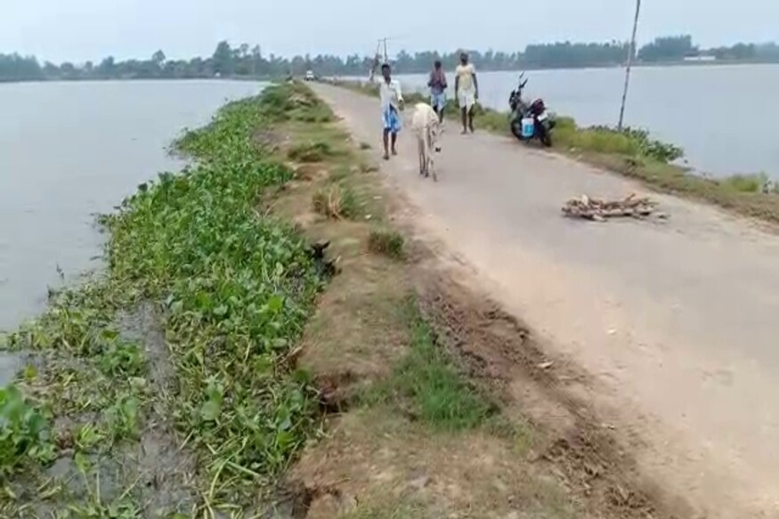 মহানন্দা ও ফুলহার নদীর পর এবার মালদহে জল বাড়ছে টাঙ্গন নদীর। বেশকিছু এলাকায় জল বেড়ে তৈরি হয়েছে সঙ্কটজনক পরিস্থিতি। যাত্রাডাঙ্গা গ্রাম পঞ্চায়েতের বলাতুলি ও যাত্রা ডাঙ্গা এই দুই গ্রামকে যুক্ত করতে প্রায় দুই কিলোমিটার দীর্ঘ রাস্তা রয়েছে। প্রধানমন্ত্রী গ্রাম সড়ক যোজনায় তৈরি হয় এই রাস্তা। দৈনিক কয়েক হাজার মানুষ এই রাস্তাকে যাতায়াতের জন্য ব্যবহার করেন। কিন্তু, টাঙ্গন নদীর জল বাড়তেই এরাস্তার ধারে ধাক্কা মারছে নদীর জল। মহানন্দা ও ফুলহার নদীর পর এবার মালদহে জল বাড়ছে টাঙ্গন নদীর। বেশকিছু এলাকায় জল বেড়ে তৈরি হয়েছে সঙ্কটজনক পরিস্থিতি। যাত্রাডাঙ্গা গ্রাম পঞ্চায়েতের বলাতুলি ও যাত্রা ডাঙ্গা এই দুই গ্রামকে যুক্ত করতে প্রায় দুই কিলোমিটার দীর্ঘ রাস্তা রয়েছে। প্রধানমন্ত্রী গ্রাম সড়ক যোজনায় তৈরি হয় এই রাস্তা। দৈনিক কয়েক হাজার মানুষ এই রাস্তাকে যাতায়াতের জন্য ব্যবহার করেন। কিন্তু, টাঙ্গন নদীর জল বাড়তেই এরাস্তার ধারে ধাক্কা মারছে নদীর জল।
