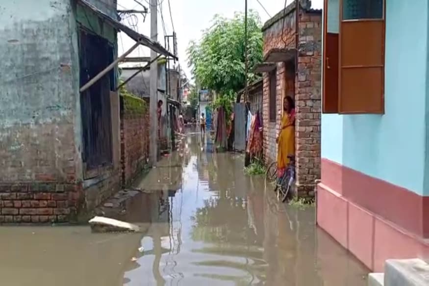 *মালদহে এদিন ফুলহার নদীও বিপদসীমা অতিক্রম করেছে। এদিন ফুলহারের জলস্তর বেড়ে দাঁড়ায় ২৭. ৬৩ মিটার। যা বিপদসীমার ২০ সেন্টিমিটার বেশি। তবে গঙ্গায় জল বাড়ালেও, তা বিপদ সীমার নিচেই রয়েছে। *মালদহে এদিন ফুলহার নদীও বিপদসীমা অতিক্রম করেছে। এদিন ফুলহারের জলস্তর বেড়ে দাঁড়ায় ২৭. ৬৩ মিটার। যা বিপদসীমার ২০ সেন্টিমিটার বেশি। তবে গঙ্গায় জল বাড়ালেও, তা বিপদ সীমার নিচেই রয়েছে।
