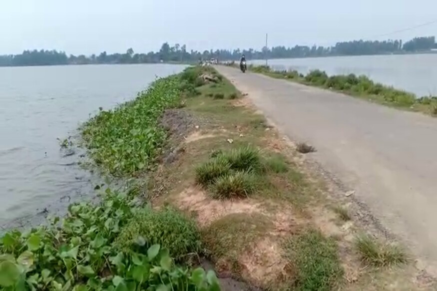 *টাঙ্গন নদীতে ব্যাপক জলস্তর বৃদ্ধি মালদহে। নদীর জল ধাক্কা মারছে বাঁধ রাস্তায় । মালদহের যাত্রাডাঙ্গা ও বলাতুলি গ্রামের যোগাযোগ বিচ্ছিন্ন হওয়ার আশঙ্কা। একাধিক জায়গায় বসে গিয়েছে রাস্তা। রাস্তার দুই ধারে ধাক্কা মারছে নদীর জল। আতঙ্কিত হয়ে চাঁদা তুলে বাঁধ রাস্তার ভাঙ্গন রোধের চেষ্টা গ্রামবাসীদের। রাস্তার বেহাল অংশগুলি মেরামতের কাজে হাত লাগিয়েছেন স্থানীয় গ্রামবাসীরা। *টাঙ্গন নদীতে ব্যাপক জলস্তর বৃদ্ধি মালদহে। নদীর জল ধাক্কা মারছে বাঁধ রাস্তায় । মালদহের যাত্রাডাঙ্গা ও বলাতুলি গ্রামের যোগাযোগ বিচ্ছিন্ন হওয়ার আশঙ্কা। একাধিক জায়গায় বসে গিয়েছে রাস্তা। রাস্তার দুই ধারে ধাক্কা মারছে নদীর জল। আতঙ্কিত হয়ে চাঁদা তুলে বাঁধ রাস্তার ভাঙ্গন রোধের চেষ্টা গ্রামবাসীদের। রাস্তার বেহাল অংশগুলি মেরামতের কাজে হাত লাগিয়েছেন স্থানীয় গ্রামবাসীরা।
