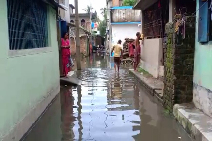 *শনিবার মহানন্দা নদীর জলপ্লাবিত এলাকা পরিদর্শনে যান পুরাতন মালদহ পুরসভার প্রশাসক কার্তিক ঘোষ এবং স্থানীয় ওয়ার্ড কো-অর্ডিনেটর। পুরসভা কর্তৃপক্ষকে সামনে পেয়ে নিজেদের থাকার ব্যবস্থা এবং ত্রাণের দাবি করেন প্লাবিত এলাকার মানুষজন। ক্ষতিগ্রস্তদের এলাকার স্কুলগুলিতে থাকার ব্যবস্থা করার কথা জানান পুর প্রশাসক কার্তিক ঘোষ। একইসঙ্গে ত্রাণশিবির গুলিতে যাঁরা থাকবেন তাঁদের পুরসভার তরফ থেকে খাবারের ব্যবস্থা করা হবে বলেও জানান তিনি । *শনিবার মহানন্দা নদীর জলপ্লাবিত এলাকা পরিদর্শনে যান পুরাতন মালদহ পুরসভার প্রশাসক কার্তিক ঘোষ এবং স্থানীয় ওয়ার্ড কো-অর্ডিনেটর। পুরসভা কর্তৃপক্ষকে সামনে পেয়ে নিজেদের থাকার ব্যবস্থা এবং ত্রাণের দাবি করেন প্লাবিত এলাকার মানুষজন। ক্ষতিগ্রস্তদের এলাকার স্কুলগুলিতে থাকার ব্যবস্থা করার কথা জানান পুর প্রশাসক কার্তিক ঘোষ। একইসঙ্গে ত্রাণশিবির গুলিতে যাঁরা থাকবেন তাঁদের পুরসভার তরফ থেকে খাবারের ব্যবস্থা করা হবে বলেও জানান তিনি ।