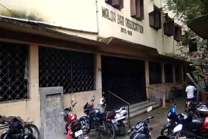 *মালদহের গত ২৪ ঘন্টায় নতুন করে করোনা আক্রান্ত হলেন আরও ৫৩ জন। জেলায় করোনা আক্রান্তের সংখ্যা বেড়ে দাঁড়াল ১৯৮৪। উত্তরবঙ্গের মধ্যে সবচেয়ে বেশি করোনা সংক্রমণ মালদহে। এর আগে মালদহ জেলা আদালতের একজন বিচারক করোনা সংক্রমিত হন। সেই সময় বেশিরভাগ কোর্টের কাজকর্ম বন্ধ রাখা হয়। *মালদহের গত ২৪ ঘন্টায় নতুন করে করোনা আক্রান্ত হলেন আরও ৫৩ জন। জেলায় করোনা আক্রান্তের সংখ্যা বেড়ে দাঁড়াল ১৯৮৪। উত্তরবঙ্গের মধ্যে সবচেয়ে বেশি করোনা সংক্রমণ মালদহে। এর আগে মালদহ জেলা আদালতের একজন বিচারক করোনা সংক্রমিত হন। সেই সময় বেশিরভাগ কোর্টের কাজকর্ম বন্ধ রাখা হয়।