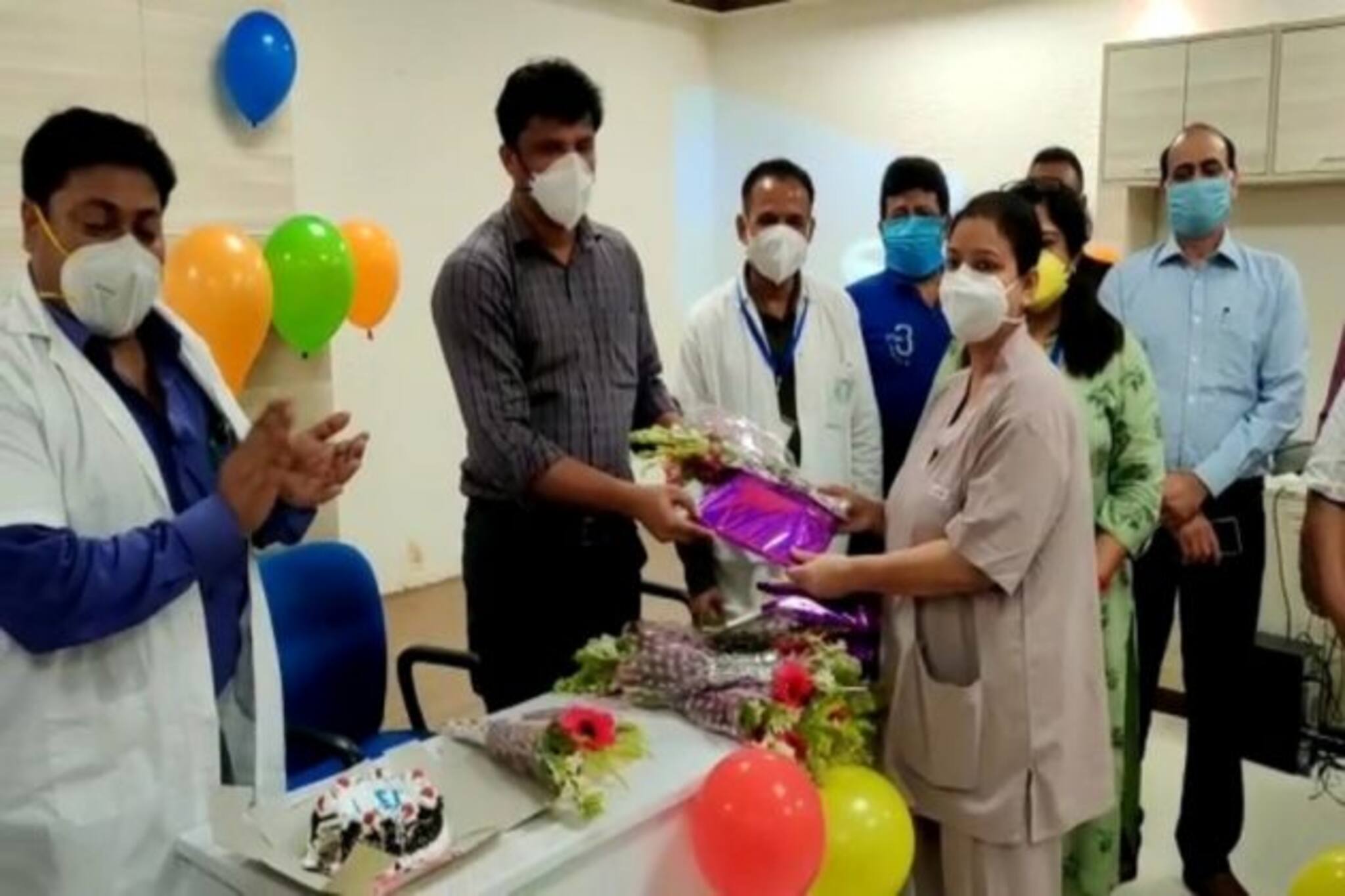 Doctor's Day| করোনা যোদ্ধাদের পাশে দার্জিলিংয়ের জেলাশাসক, সংবর্ধিত করলেন স্বাস্থ্যকর্মীদের