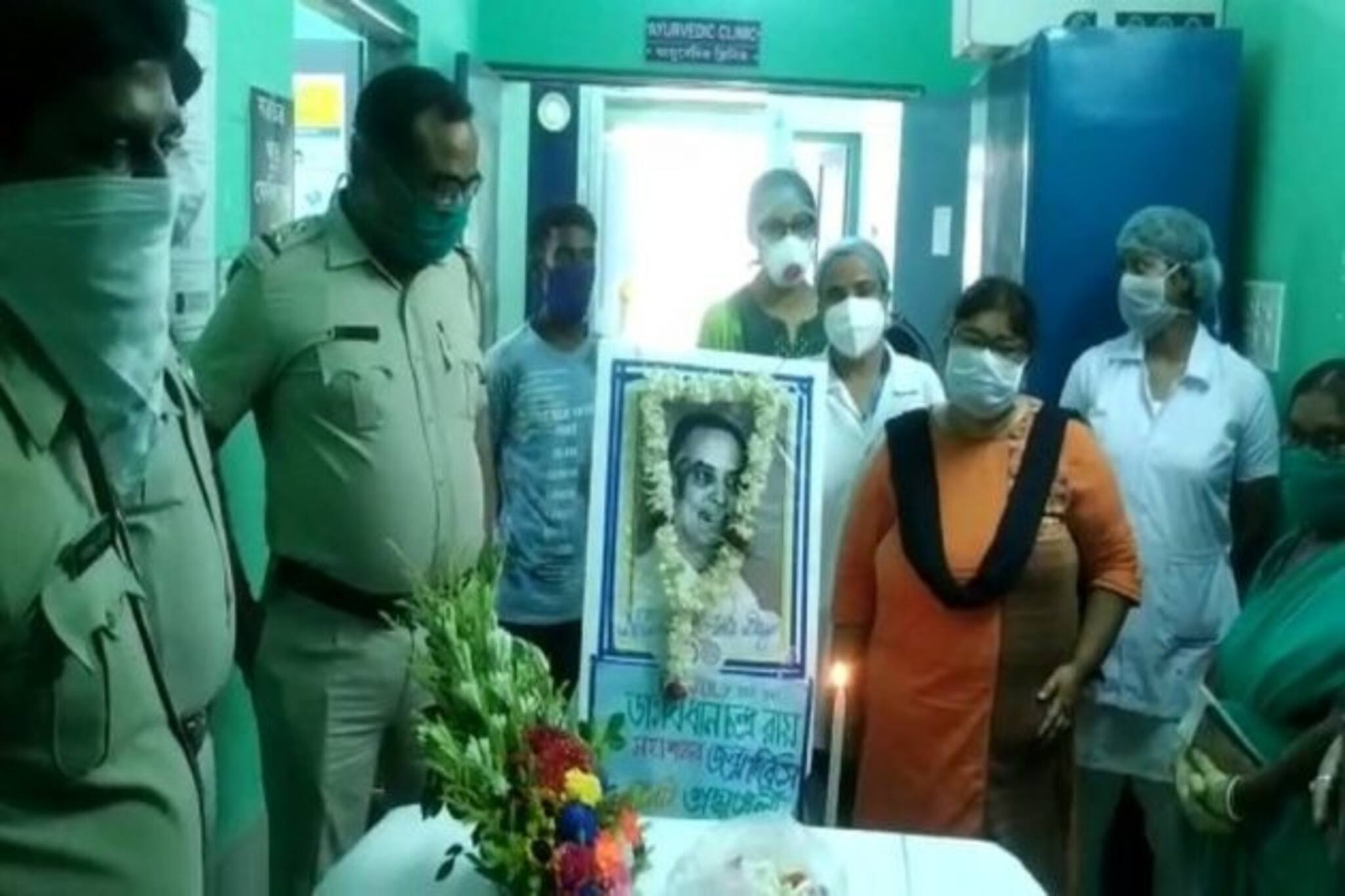 Doctor's Day| অতিমারীতে 'ফ্রন্ট লাইনার' দু-পক্ষই, চিকিৎসক-স্বাস্থ্যকর্মীদের সম্মান জানাল পুলিশ