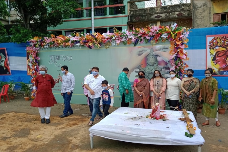 *করোনার আবহে এবার দুর্গাপুজো কেমন করে হবে তা নিয়ে চলছে বিস্তর জল্পনা কল্পনা। করোনা ভাইরাস মোকাবিলার জন্য সরকারের নির্ধারিত বিধি গুলো কীভাবে মেনে চলা সম্ভব হবে, তা এখন পুজো কমিটি থেকে শুরু করে সাধারণ মানুষ সকলের আগ্রহের বিষয়। যদিও সরকারের তরফ থেকে এখনও পর্যন্ত পুজো নিয়ে কোনও নির্দেশিকা পৌঁছয়নি কমিটিগুলির কাছে। *করোনার আবহে এবার দুর্গাপুজো কেমন করে হবে তা নিয়ে চলছে বিস্তর জল্পনা কল্পনা। করোনা ভাইরাস মোকাবিলার জন্য সরকারের নির্ধারিত বিধি গুলো কীভাবে মেনে চলা সম্ভব হবে, তা এখন পুজো কমিটি থেকে শুরু করে সাধারণ মানুষ সকলের আগ্রহের বিষয়। যদিও সরকারের তরফ থেকে এখনও পর্যন্ত পুজো নিয়ে কোনও নির্দেশিকা পৌঁছয়নি কমিটিগুলির কাছে।