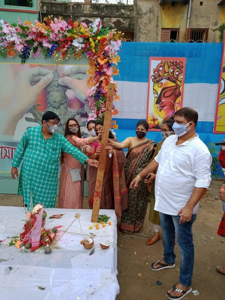 *পয়লা বৈশাখ, অক্ষয় তৃতীয়া, রথ, উল্টোরথের মতো দিনগুলো থেকে পুজোর প্রস্তুতি শুরু হয়ে যায়। কিন্তু এবছর লকডাউনের জন্য অনেক পুজো কমিটি তাঁদের নির্ধারিত শুরুর দিন থেকে প্রস্তুতি শুরু করতে পারেনি। অনেক কমিটি আবার বুঝে উঠতে পারছে না কীভাবে এত বড় একটা উৎসব সামাল দেবেন। অনেকের মনেই প্রশ্ন, আগের মত এবারও কী মানুষের ঢল নামবে মণ্ডপে মণ্ডপে! *পয়লা বৈশাখ, অক্ষয় তৃতীয়া, রথ, উল্টোরথের মতো দিনগুলো থেকে পুজোর প্রস্তুতি শুরু হয়ে যায়। কিন্তু এবছর লকডাউনের জন্য অনেক পুজো কমিটি তাঁদের নির্ধারিত শুরুর দিন থেকে প্রস্তুতি শুরু করতে পারেনি। অনেক কমিটি আবার বুঝে উঠতে পারছে না কীভাবে এত বড় একটা উৎসব সামাল দেবেন। অনেকের মনেই প্রশ্ন, আগের মত এবারও কী মানুষের ঢল নামবে মণ্ডপে মণ্ডপে!