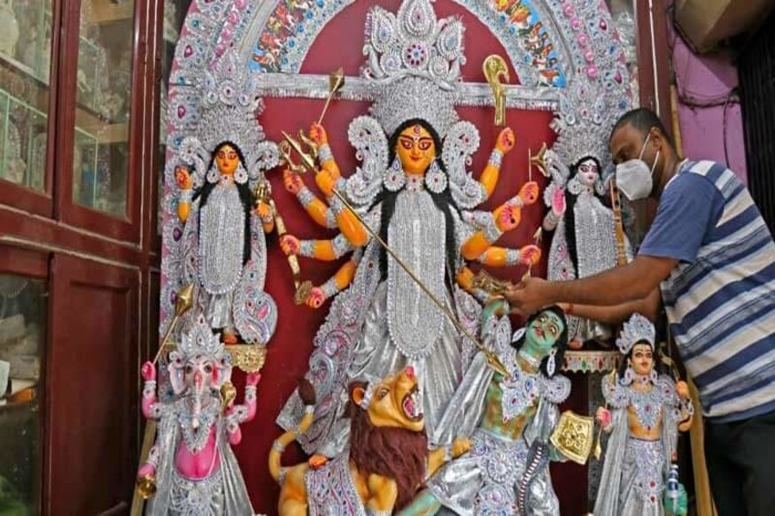 *রথের চাকা গড়াতেই পুজোর বায়না ঢুকতে শুরু করে কুমোরটুলিতে। কিন্তু করোনা-আবহে এবার সে অবকাশ ছিল না। তাই লকডাউন শিথিল হওয়ায় ধীরে ধীরে পুজোর বায়না আসছে। *রথের চাকা গড়াতেই পুজোর বায়না ঢুকতে শুরু করে কুমোরটুলিতে। কিন্তু করোনা-আবহে এবার সে অবকাশ ছিল না। তাই লকডাউন শিথিল হওয়ায় ধীরে ধীরে পুজোর বায়না আসছে।