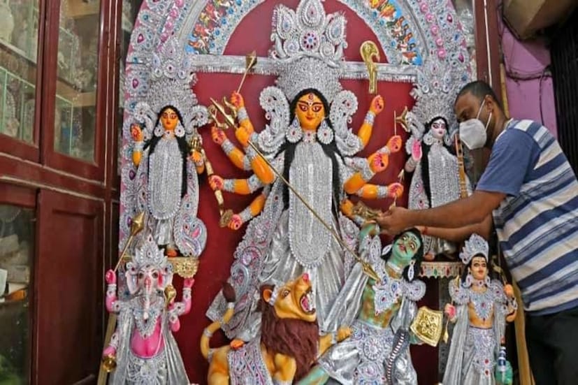 *রথের চাকা গড়াতেই পুজোর বায়না ঢুকতে শুরু করে কুমোরটুলিতে। কিন্তু করোনা-আবহে এবার সে অবকাশ ছিল না। তাই লকডাউন শিথিল হওয়ায় ধীরে ধীরে পুজোর বায়না আসছে। 
