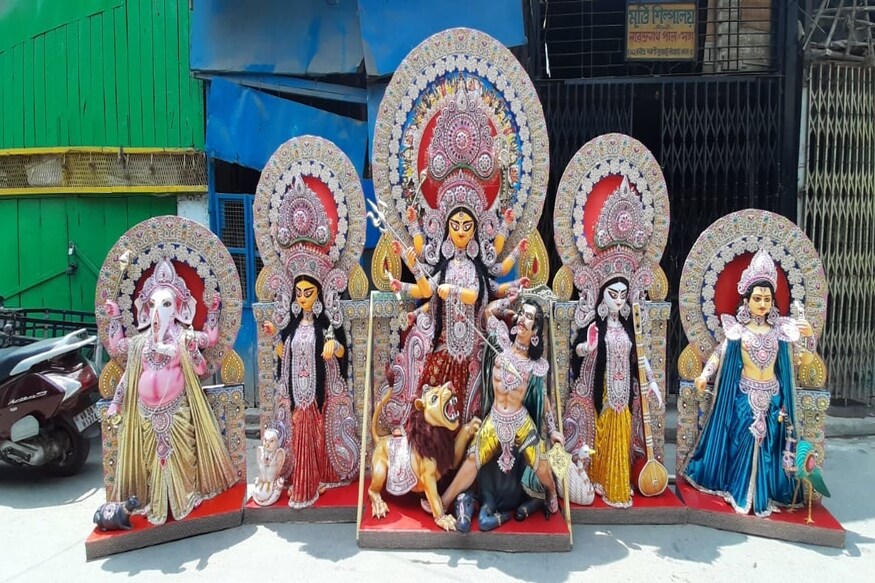 *শুধুমাত্র মেলবোর্নে নয়। কৌশিক ঘোষের তৈরি ফাইবারের প্রতিমা প্রতিবছরই বিশ্বের নানা দেশে পাড়ি দেয়। তা সে আমেরিকা হোক আর ফিনল্যান্ড। তবে অন্যান্যবার ৩০-৩৫টি প্রতিমার বায়না থাকলেও, এবারে তা কমে ৮-১০টি তে দাঁড়িয়েছে। *শুধুমাত্র মেলবোর্নে নয়। কৌশিক ঘোষের তৈরি ফাইবারের প্রতিমা প্রতিবছরই বিশ্বের নানা দেশে পাড়ি দেয়। তা সে আমেরিকা হোক আর ফিনল্যান্ড। তবে অন্যান্যবার ৩০-৩৫টি প্রতিমার বায়না থাকলেও, এবারে তা কমে ৮-১০টি তে দাঁড়িয়েছে।