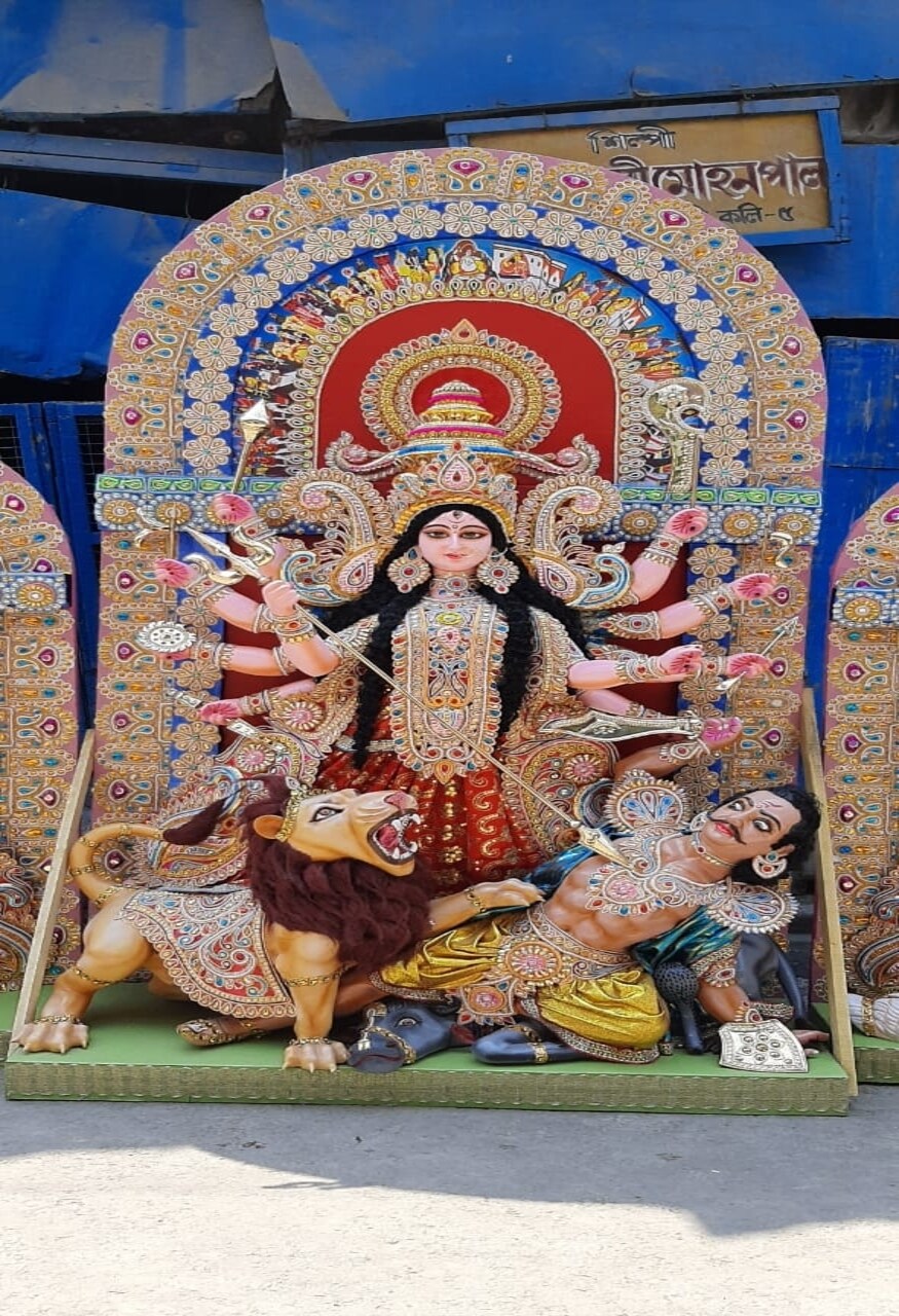 *করোনা প্রকোপ কাটতেই অস্ট্রেলিয়ায় মেলবোর্নের পুজো কর্মকর্তারা জানিয়ে দিয়েছিলেন সময়মতোই তাঁরা প্রতিমার ডেলিভারি নেবেন। সেইমতো শিল্পী কৌশিক ঘোষ মা-কে সাজিয়ে তোলেন। দিন পনের আগেই বাক্সবন্দি হয়ে মাতৃ প্রতিমা বিদেশের উদ্দেশে যাত্রা করেছেন। *করোনা প্রকোপ কাটতেই অস্ট্রেলিয়ায় মেলবোর্নের পুজো কর্মকর্তারা জানিয়ে দিয়েছিলেন সময়মতোই তাঁরা প্রতিমার ডেলিভারি নেবেন। সেইমতো শিল্পী কৌশিক ঘোষ মা-কে সাজিয়ে তোলেন। দিন পনের আগেই বাক্সবন্দি হয়ে মাতৃ প্রতিমা বিদেশের উদ্দেশে যাত্রা করেছেন।