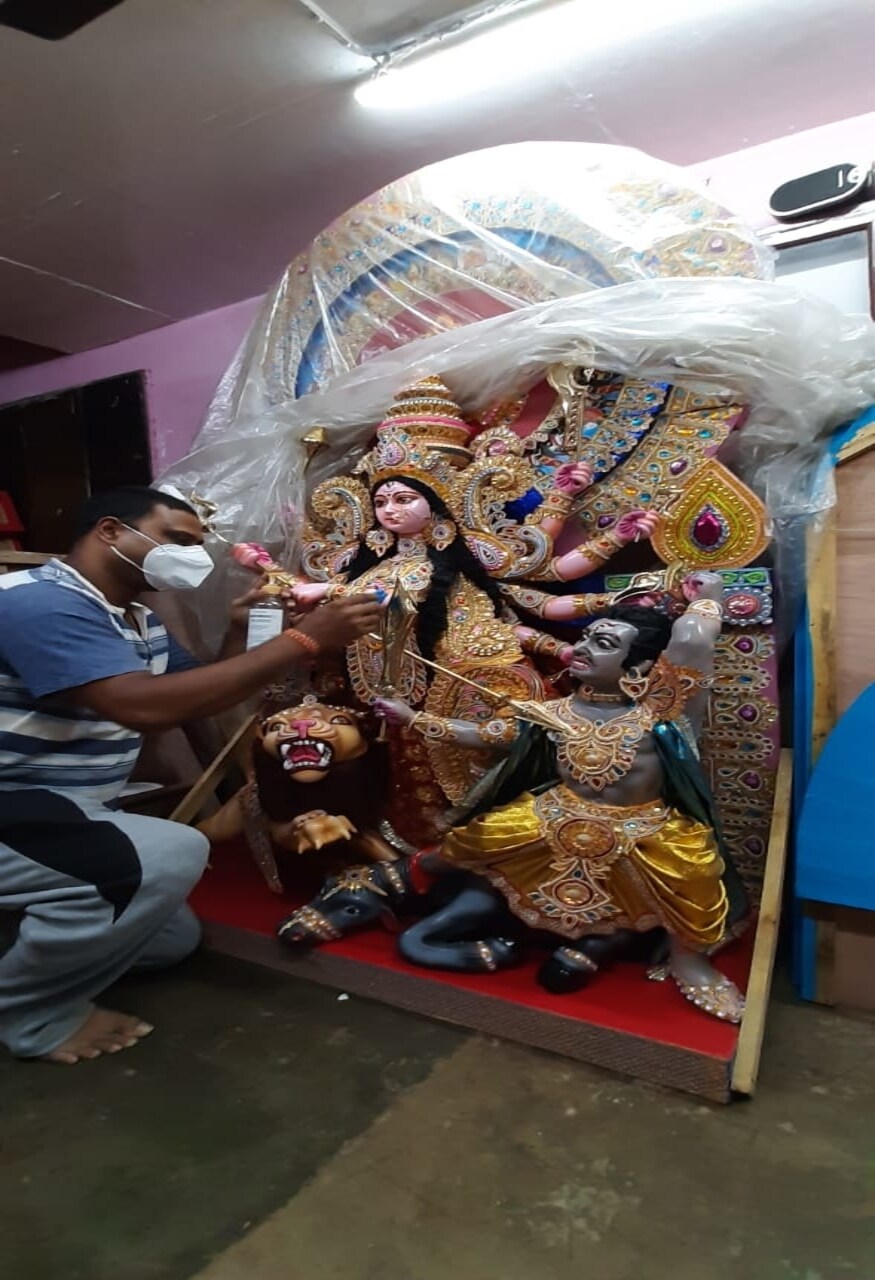 *শহরের জন্য তৈরি প্রতিমায় যখন সবে মাটির প্রলেপ পড়তে শুরু করেছে। কোথাও কোথাও শুধুই বাঁধা হয়েছে খড়। তখন বিদেশে পাড়ি দিয়েছেন উমা। জুনের মাঝামাঝি থেকেই বিদেশে যেতে শুরু করেছে কুমোরটুলির প্রতিমা। *শহরের জন্য তৈরি প্রতিমায় যখন সবে মাটির প্রলেপ পড়তে শুরু করেছে। কোথাও কোথাও শুধুই বাঁধা হয়েছে খড়। তখন বিদেশে পাড়ি দিয়েছেন উমা। জুনের মাঝামাঝি থেকেই বিদেশে যেতে শুরু করেছে কুমোরটুলির প্রতিমা।