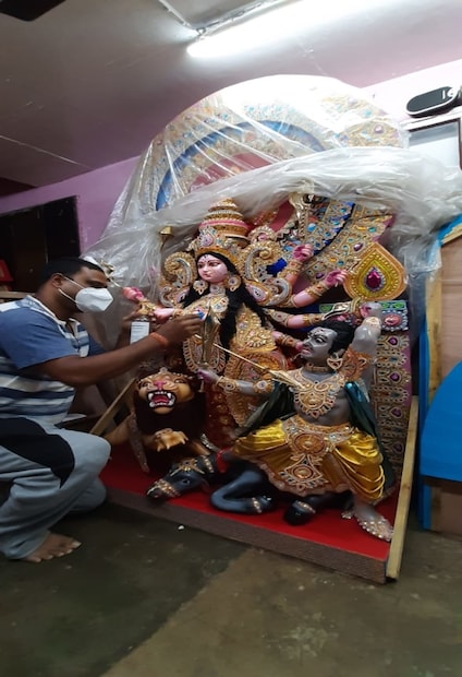 *শহরের জন্য তৈরি প্রতিমায় যখন সবে মাটির প্রলেপ পড়তে শুরু করেছে। কোথাও কোথাও শুধুই বাঁধা হয়েছে খড়। তখন বিদেশে পাড়ি দিয়েছেন উমা। জুনের মাঝামাঝি থেকেই বিদেশে যেতে শুরু করেছে কুমোরটুলির প্রতিমা। 