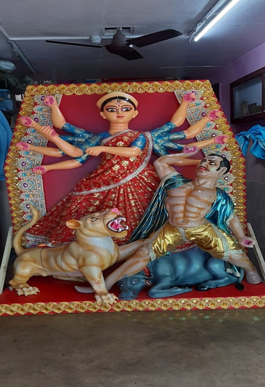 *এবারে তাঁর প্রতিমা পাড়ি দেবে আমেরিকার ডালাস, কানসাস প্রদেশে, পেনসিলভেনিয়ায়। এছাড়া প্রতিমা উমা পাড়ি দেবেন কানাডা, জার্মানির ফ্রাঙ্কফুট, দুবাই এবং সিঙ্গাপুরে। তবে দুবাই এবং সিঙ্গাপুর এখনও করোনার প্রকোপমুক্ত হয়নি। তাই পুজো উদ্যোক্তারা কিছুটা সংশয়ে। তাঁরা শিল্পীকে জানিয়েছেন, প্রশাসন অনুমতি দিলেই তাঁরা মা-কে নিয়ে যাবেন। *এবারে তাঁর প্রতিমা পাড়ি দেবে আমেরিকার ডালাস, কানসাস প্রদেশে, পেনসিলভেনিয়ায়। এছাড়া প্রতিমা উমা পাড়ি দেবেন কানাডা, জার্মানির ফ্রাঙ্কফুট, দুবাই এবং সিঙ্গাপুরে। তবে দুবাই এবং সিঙ্গাপুর এখনও করোনার প্রকোপমুক্ত হয়নি। তাই পুজো উদ্যোক্তারা কিছুটা সংশয়ে। তাঁরা শিল্পীকে জানিয়েছেন, প্রশাসন অনুমতি দিলেই তাঁরা মা-কে নিয়ে যাবেন।
