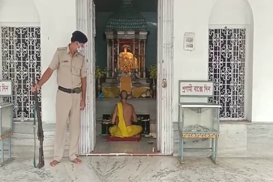 *মন্দির কর্তৃপক্ষের তরফে জানা গিয়েছে, কোনও ভক্ত মন্দিরে এলে প্রথমে থার্মাল গান দিয়ে তাঁর শরীরের তাপমাত্রা মাপা হবে। তাপমাত্রা নিয়ন্ত্রনে থাকলে তবে জুতো গেটের বাইরে রেখে মন্দিরে ঢোকার অনুমতি মিলবে। ছবি: সংগৃহীত। *মন্দির কর্তৃপক্ষের তরফে জানা গিয়েছে, কোনও ভক্ত মন্দিরে এলে প্রথমে থার্মাল গান দিয়ে তাঁর শরীরের তাপমাত্রা মাপা হবে। তাপমাত্রা নিয়ন্ত্রনে থাকলে তবে জুতো গেটের বাইরে রেখে মন্দিরে ঢোকার অনুমতি মিলবে। ছবি: সংগৃহীত।