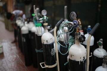 অক্সিজেন সিলিন্ডার বিক্রি হচ্ছে ১ লক্ষ টাকায়! হায়দরাবাদে অসাধু চক্রের রমরমা, অসহায় রোগী পরিজনেরা অক্সিজেন সিলিন্ডার বিক্রি হচ্ছে ১ লক্ষ টাকায়! হায়দরাবাদে অসাধু চক্রের রমরমা, অসহায় রোগী পরিজনেরা