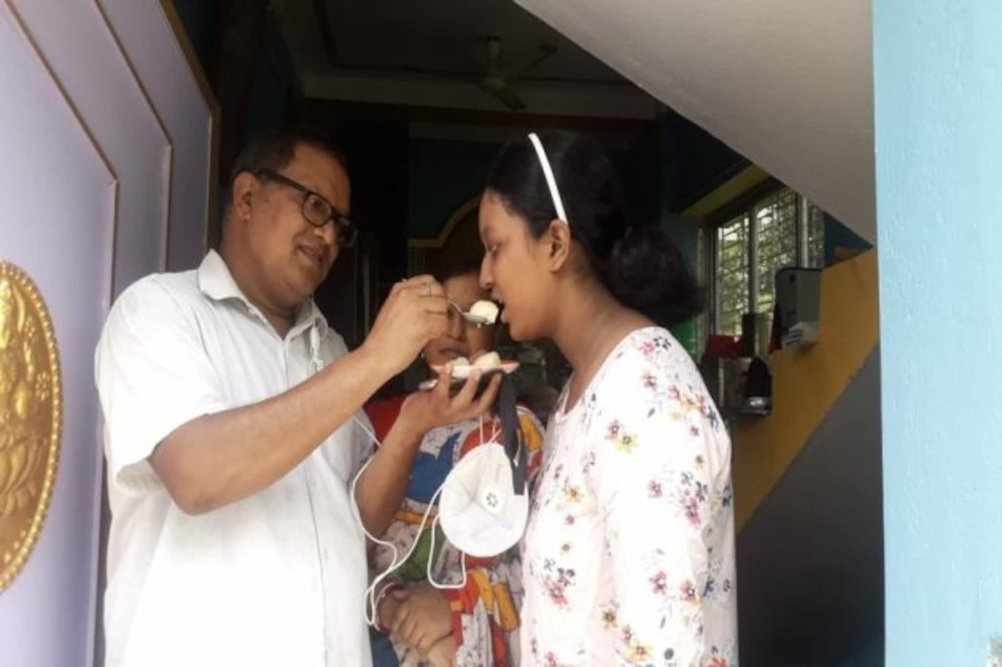 আর্থিক সংকটে চিকিৎসক হতে পারেননি বাবা, অপূর্ণ সাধ মেটাতে বদ্ধপরিকর মাধ্যমিকে দশম চয়নিকা মুর্মু