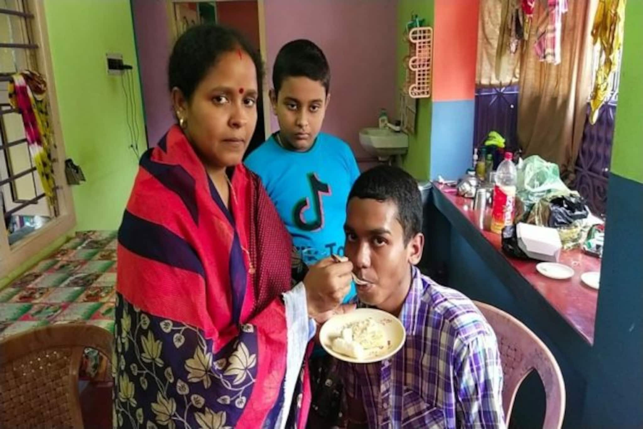 বাবা নার্সিংহোমের সাধারণ কর্মী, ছেলে দেবাক্ষ মাধ্যমিকে সপ্তম, খুশির হাওয়া কান্দিতে