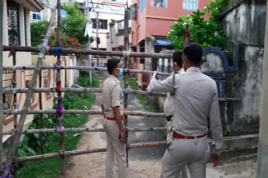 *বাজারে ভিড় দেখে চিন্তিত পুলিশ প্রশাসনের আধিকারিকরা। তাঁরা বলছেন, বাজারে ভিড় কমাতে প্রতিটি সবজি ও মাছ বাজারে সময়সীমা কমিয়ে আনা হয়েছে। একবেলার বেশি বাজার বসতে দেওয়া হচ্ছে না। প্রতিটি বাজারে মাইকিং চলছে। সেখানে সামাজিক দূরত্ব বজায় রাখার কথা সব সময় ঘোষণা করা হচ্ছে। তারপরও বাসিন্দাদের একাংশের মধ্যে স্বাস্থ্যবিধি মেনে চলার ক্ষেত্রে অনীহা দেখা দিচ্ছে। ফাইল ছবি। *বাজারে ভিড় দেখে চিন্তিত পুলিশ প্রশাসনের আধিকারিকরা। তাঁরা বলছেন, বাজারে ভিড় কমাতে প্রতিটি সবজি ও মাছ বাজারে সময়সীমা কমিয়ে আনা হয়েছে। একবেলার বেশি বাজার বসতে দেওয়া হচ্ছে না। প্রতিটি বাজারে মাইকিং চলছে। সেখানে সামাজিক দূরত্ব বজায় রাখার কথা সব সময় ঘোষণা করা হচ্ছে। তারপরও বাসিন্দাদের একাংশের মধ্যে স্বাস্থ্যবিধি মেনে চলার ক্ষেত্রে অনীহা দেখা দিচ্ছে। ফাইল ছবি।