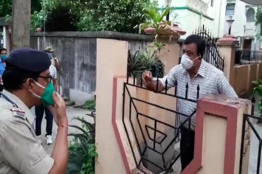 * এই অবস্থা চলতে থাকলে সপ্তাহে প্রতিদিন বাজার খোলা না রেখে সপ্তাহে তিন দিনে বাজার বেঁধে দেওয়া হবে। তাঁরা বলছেন,এই সময় ঘরের সামনের দোকান থেকে সবজি বা প্রয়োজনীয় সামগ্রী কিনে নিয়ে যতটা সম্ভব নিজেদের গৃহবন্দি রাখা উচিত। তা না করে অনেকেই কন্টেইনমেন্ট জোনের পাশ দিয়ে বাজারে গিয়ে ভিড়ের মধ্যে দীর্ঘক্ষন কাটিয়ে নিজেকে এবং বাড়ির অন্যান্যদের বিপদের মুখে ঠেলে দিচ্ছেন। ফাইল ছবি। * এই অবস্থা চলতে থাকলে সপ্তাহে প্রতিদিন বাজার খোলা না রেখে সপ্তাহে তিন দিনে বাজার বেঁধে দেওয়া হবে। তাঁরা বলছেন,এই সময় ঘরের সামনের দোকান থেকে সবজি বা প্রয়োজনীয় সামগ্রী কিনে নিয়ে যতটা সম্ভব নিজেদের গৃহবন্দি রাখা উচিত। তা না করে অনেকেই কন্টেইনমেন্ট জোনের পাশ দিয়ে বাজারে গিয়ে ভিড়ের মধ্যে দীর্ঘক্ষন কাটিয়ে নিজেকে এবং বাড়ির অন্যান্যদের বিপদের মুখে ঠেলে দিচ্ছেন। ফাইল ছবি।