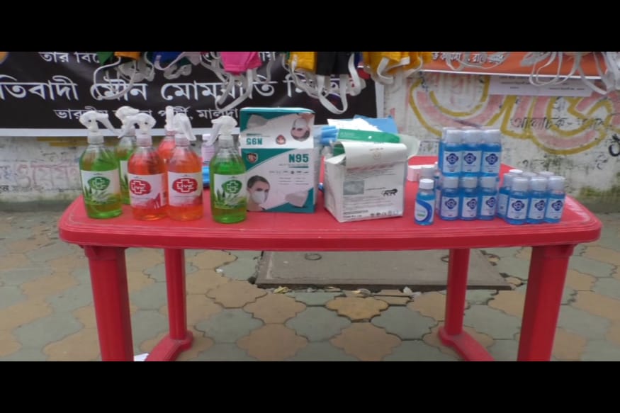 *এদিকে চিকিৎসকেরা স্পষ্ট জানাচ্ছেন ৭০ শতাংশের কম অ্যালকোহল যুক্ত স্যানিটাইজার সুরক্ষার ক্ষেত্রে উপযুক্ত নয়। শুধু তাই নয়, নিম্ন মানের স্যানিটাইজার বার বার ব্যবহার করলে শরীরের পক্ষেও তা ক্ষতিকর হতে পারে বলে সাবধান বানী শুনিয়েছেন মালদহের বিশেষঞ্জ চিকিৎসক সৌমজ্যোতি সরকার। *এদিকে চিকিৎসকেরা স্পষ্ট জানাচ্ছেন ৭০ শতাংশের কম অ্যালকোহল যুক্ত স্যানিটাইজার সুরক্ষার ক্ষেত্রে উপযুক্ত নয়। শুধু তাই নয়, নিম্ন মানের স্যানিটাইজার বার বার ব্যবহার করলে শরীরের পক্ষেও তা ক্ষতিকর হতে পারে বলে সাবধান বানী শুনিয়েছেন মালদহের বিশেষঞ্জ চিকিৎসক সৌমজ্যোতি সরকার।