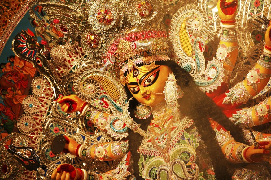 *করোনা সংক্রমণ বেড়েই চলেছে। কোনওভাবেই কমানো যাচ্ছে না মারণ ভাইরাসের গতি। এ দিকে পুজোর আর ১০০ দিনও বাকি নেই। এমতাবস্থায় কী ভাবে হবে এত বড় উৎসব! তা ভেবে কূল পাচ্ছেন না কলকাতার ছোট থেকে বড় বাজেটের পুজো উদ্যোক্তারা। তবে চিন্তার মধ্যে আশার আলো জাগিয়েছেন মুখ্যমন্ত্রী মমতা বন্দ্যোপাধ্যায়। তাঁর অভয় পেয়েই পুজো করার ক্ষেত্রে বাড়তি অক্সিজেন পেয়েছেন শহরের পুজো উদ্যোক্তারা। ছবিঃ সংগৃহীত। *করোনা সংক্রমণ বেড়েই চলেছে। কোনওভাবেই কমানো যাচ্ছে না মারণ ভাইরাসের গতি। এ দিকে পুজোর আর ১০০ দিনও বাকি নেই। এমতাবস্থায় কী ভাবে হবে এত বড় উৎসব! তা ভেবে কূল পাচ্ছেন না কলকাতার ছোট থেকে বড় বাজেটের পুজো উদ্যোক্তারা। তবে চিন্তার মধ্যে আশার আলো জাগিয়েছেন মুখ্যমন্ত্রী মমতা বন্দ্যোপাধ্যায়। তাঁর অভয় পেয়েই পুজো করার ক্ষেত্রে বাড়তি অক্সিজেন পেয়েছেন শহরের পুজো উদ্যোক্তারা। ছবিঃ সংগৃহীত।