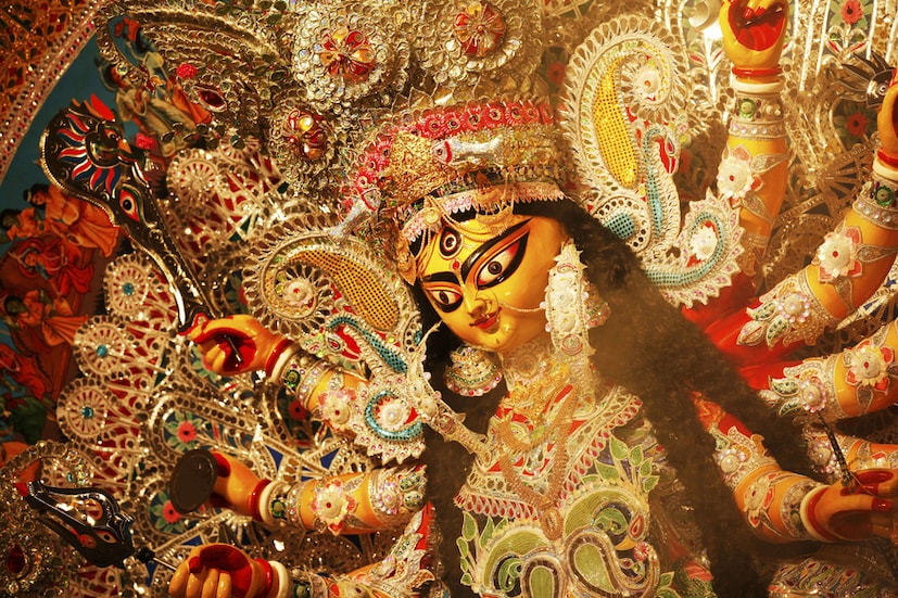 *করোনা সংক্রমণ বেড়েই চলেছে। কোনওভাবেই কমানো যাচ্ছে না মারণ ভাইরাসের গতি। এ দিকে পুজোর আর ১০০ দিনও বাকি নেই। এমতাবস্থায় কী ভাবে হবে এত বড় উৎসব! তা ভেবে কূল পাচ্ছেন না কলকাতার ছোট থেকে বড় বাজেটের পুজো উদ্যোক্তারা। তবে চিন্তার মধ্যে আশার আলো জাগিয়েছেন মুখ্যমন্ত্রী মমতা বন্দ্যোপাধ্যায়। তাঁর অভয় পেয়েই পুজো করার ক্ষেত্রে বাড়তি অক্সিজেন পেয়েছেন শহরের পুজো উদ্যোক্তারা। ছবিঃ সংগৃহীত। 