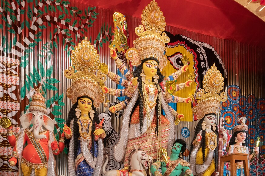 *বর্তমান করোনা পরিস্থিতির কথা মাথায় রেখে দুর্গাপুজোর সংগঠকদের সংগঠন 'ফোরাম ফর দুর্গোৎসব' একটি সাময়িক গাইডলাইন তৈরি করেছে। আপাতত সেই প্রস্তাবিত গাইডলাইন মেনেই মণ্ডপ থেকে প্রতিমা নির্মাণের কাজ শুরু করেছেন কয়েকটি পুজো কমিটি। তবে প্রতিদিন পরিস্থিতি পরিবর্তিত হচ্ছে। আগামীতে দেশের করোনা পরিস্থিতি কি হবে, সেই অনুযায়ী প্ল্যানও ধীরে ধীরে পরিবর্তীর হবে, জানিয়েছেন দক্ষিণ কলকাতার শিবমন্দির পুজো কমিটির অন্যতম প্রধান উদ্যোক্তা পার্থ ঘোষ।ছবিঃ সংগৃহীত। *বর্তমান করোনা পরিস্থিতির কথা মাথায় রেখে দুর্গাপুজোর সংগঠকদের সংগঠন 'ফোরাম ফর দুর্গোৎসব' একটি সাময়িক গাইডলাইন তৈরি করেছে। আপাতত সেই প্রস্তাবিত গাইডলাইন মেনেই মণ্ডপ থেকে প্রতিমা নির্মাণের কাজ শুরু করেছেন কয়েকটি পুজো কমিটি। তবে প্রতিদিন পরিস্থিতি পরিবর্তিত হচ্ছে। আগামীতে দেশের করোনা পরিস্থিতি কি হবে, সেই অনুযায়ী প্ল্যানও ধীরে ধীরে পরিবর্তীর হবে, জানিয়েছেন দক্ষিণ কলকাতার শিবমন্দির পুজো কমিটির অন্যতম প্রধান উদ্যোক্তা পার্থ ঘোষ।ছবিঃ সংগৃহীত।