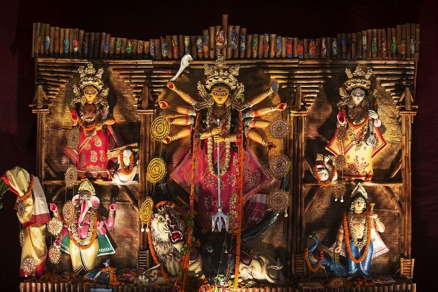 শারদ সম্মান দেওয়ার ক্ষেত্রেও যথাসম্ভব কম সংখ্যক বিচারক নিয়ে পুরস্কার দেওয়ার প্রক্রিয়া সারতে হবে৷ ভার্চুয়াল পদ্ধতিতে মণ্ডপ, প্রতিমা দেখে পুরস্কার দেওয়ার উপরে জোর দেওয়া হয়েছে৷ একান্তই মণ্ডপে গিয়ে পুরস্কার দিলে একসঙ্গে বিচারকদের সর্বোচ্চ দু'টি গাড়ি একটি প্যান্ডেলে যেতে পারবে৷ পুরস্কার দেওয়ার জন্য সকাল ১০টা থেকে বেলা ৩টে পর্যন্ত বিচারকদের মণ্ডপে যাওয়ার পরামর্শ দেওয়া হয়েছে৷প্রতীকী ছবি শারদ সম্মান দেওয়ার ক্ষেত্রেও যথাসম্ভব কম সংখ্যক বিচারক নিয়ে পুরস্কার দেওয়ার প্রক্রিয়া সারতে হবে৷ ভার্চুয়াল পদ্ধতিতে মণ্ডপ, প্রতিমা দেখে পুরস্কার দেওয়ার উপরে জোর দেওয়া হয়েছে৷ একান্তই মণ্ডপে গিয়ে পুরস্কার দিলে একসঙ্গে বিচারকদের সর্বোচ্চ দু'টি গাড়ি একটি প্যান্ডেলে যেতে পারবে৷ পুরস্কার দেওয়ার জন্য সকাল ১০টা থেকে বেলা ৩টে পর্যন্ত বিচারকদের মণ্ডপে যাওয়ার পরামর্শ দেওয়া হয়েছে৷প্রতীকী ছবি