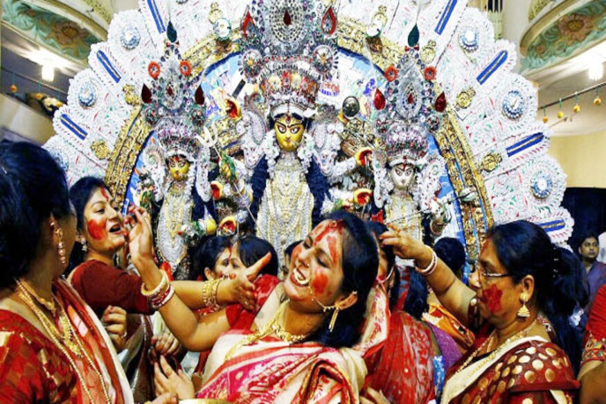 *ফোরাম গাইডলাইনে জানিয়েছে, স্বেচ্ছাসেবকদের খেয়াল রাখতে হবে যাতে দর্শকদের মুখ অবশ্যই মাস্কে ঢাকা থাকে। প্রবেশ এবং প্রস্থানের পথে যদি স্যানিটাইজার দেওয়া যায়, সেদিকে লক্ষ্য রাখতে হবে। মূল প্রবেশ পথে একাধিক থার্মাল গান রাখতে হবে। এমনকী জ্বর নিয়ে কোনও ব্যক্তিকে প্যান্ডেলে ঢুকতে দেওয়া যাবে না। ছবিঃ সংগৃহীত। *ফোরাম গাইডলাইনে জানিয়েছে, স্বেচ্ছাসেবকদের খেয়াল রাখতে হবে যাতে দর্শকদের মুখ অবশ্যই মাস্কে ঢাকা থাকে। প্রবেশ এবং প্রস্থানের পথে যদি স্যানিটাইজার দেওয়া যায়, সেদিকে লক্ষ্য রাখতে হবে। মূল প্রবেশ পথে একাধিক থার্মাল গান রাখতে হবে। এমনকী জ্বর নিয়ে কোনও ব্যক্তিকে প্যান্ডেলে ঢুকতে দেওয়া যাবে না। ছবিঃ সংগৃহীত।