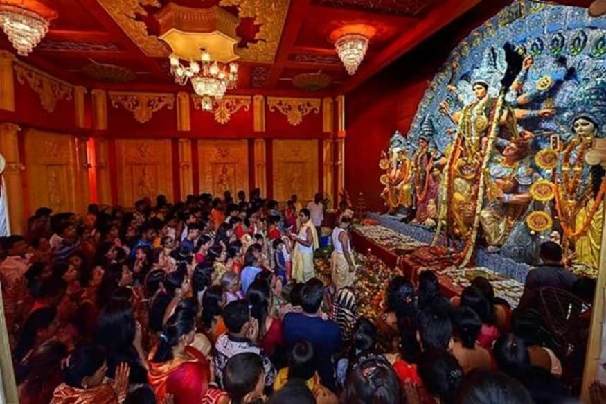 *যে সব মণ্ডপ সংলগ্ন এলাকায় স্টল হয়, সেখানে দুটি স্টলের মধ্যে অন্তত ৩-৪ ফুটের ব্যবধান রাখতে হবে। স্টলের মালিকদের রেডিমেড খাবার বিক্রিতে জোর দিতে। বসিয়ে লোক খাওয়ানো যাবে না। তবে ফোরামের গাইডলাইন মেনে মণ্ডপ বয়া প্রতিমা নির্মাণের কাজ শুরু হলে আসন্ন পরিস্থিতি কি হবে, তার দিকেই তাকিয়ে শহর থকে শহরতলির পুজো উদ্যোক্তারা। ছবিঃ সংগৃহীত। *যে সব মণ্ডপ সংলগ্ন এলাকায় স্টল হয়, সেখানে দুটি স্টলের মধ্যে অন্তত ৩-৪ ফুটের ব্যবধান রাখতে হবে। স্টলের মালিকদের রেডিমেড খাবার বিক্রিতে জোর দিতে। বসিয়ে লোক খাওয়ানো যাবে না। তবে ফোরামের গাইডলাইন মেনে মণ্ডপ বয়া প্রতিমা নির্মাণের কাজ শুরু হলে আসন্ন পরিস্থিতি কি হবে, তার দিকেই তাকিয়ে শহর থকে শহরতলির পুজো উদ্যোক্তারা। ছবিঃ সংগৃহীত।