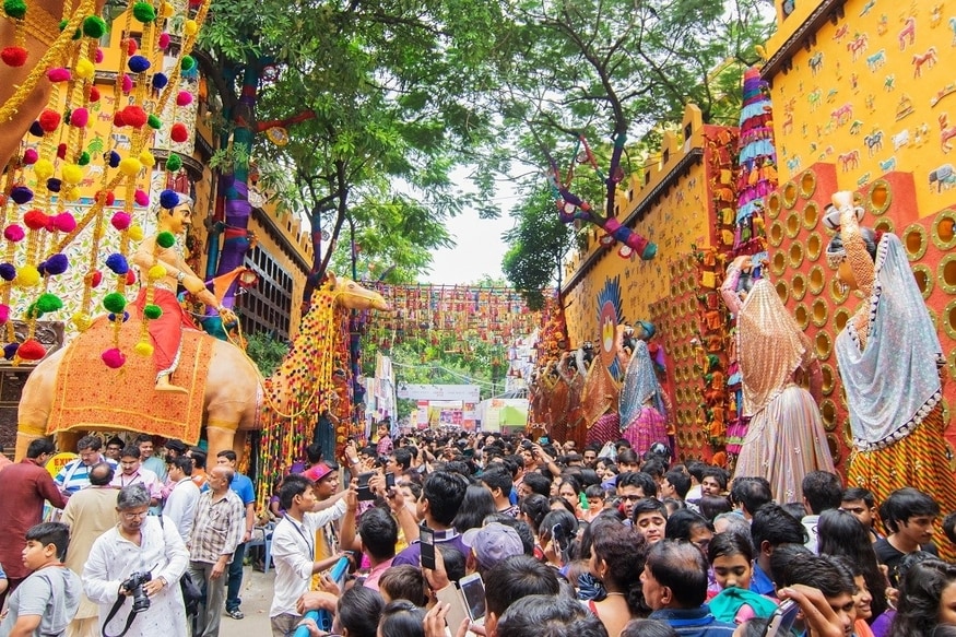 *শিল্পী ও কর্মকর্তারা যেন এমন মণ্ডপ তৈরি করেন, যাতে দর্শক বাইরে থেকেই প্রতিমা দর্শন করতে পারেন। আর যদি একান্তই প্যান্ডেলে প্রবেশ করাতে হয়, সেক্ষেত্রে ব্যারিকেড দিয়ে গেট যতটা সম্ভব দীর্ঘ করতে হবে প্রবেশ পথ এবং মণ্ডপে পৌঁছনোর রাস্তা। ফলে স্বাভাবিক ভাবেই সামাজিক দূরত্ব বজায় থাকবে। এ প্রসঙ্গে চেতলা অগ্রণীর ইসি মেম্বার সন্দীপ মুখোপাধ্যায় বলেন, *শিল্পী ও কর্মকর্তারা যেন এমন মণ্ডপ তৈরি করেন, যাতে দর্শক বাইরে থেকেই প্রতিমা দর্শন করতে পারেন। আর যদি একান্তই প্যান্ডেলে প্রবেশ করাতে হয়, সেক্ষেত্রে ব্যারিকেড দিয়ে গেট যতটা সম্ভব দীর্ঘ করতে হবে প্রবেশ পথ এবং মণ্ডপে পৌঁছনোর রাস্তা। ফলে স্বাভাবিক ভাবেই সামাজিক দূরত্ব বজায় থাকবে। এ প্রসঙ্গে চেতলা অগ্রণীর ইসি মেম্বার সন্দীপ মুখোপাধ্যায় বলেন,