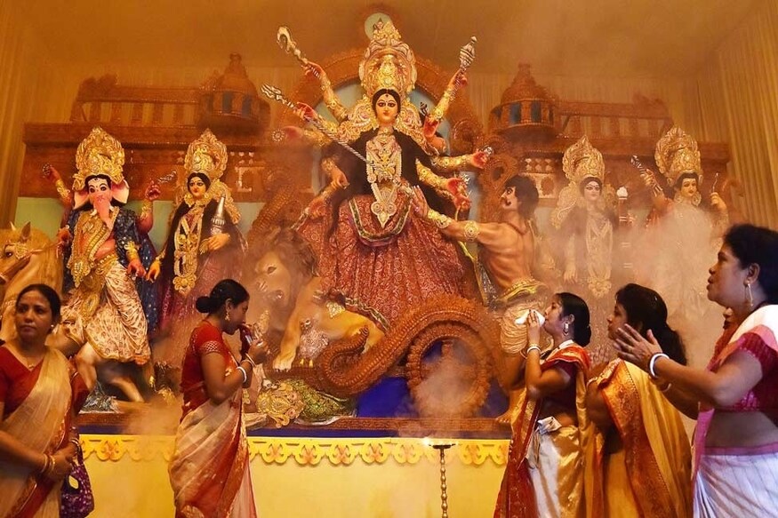 *ফোরামের গাইডলাইনে প্রস্তাব দেওয়া হয়েছে, ২৫ জনের বেশি দর্শনার্থীকে একসঙ্গে মণ্ডপে প্রবেশ করানো যাবে না। তবে প্রশাসনের সিধান্ত চূড়ান্ত হবে। এ প্রসঙ্গে উত্তর কলকাতার কাশিবোস লেন পুজো কমিটির সম্পাদক সোমেন দত্ত এ প্রসঙ্গে বলেন, *ফোরামের গাইডলাইনে প্রস্তাব দেওয়া হয়েছে, ২৫ জনের বেশি দর্শনার্থীকে একসঙ্গে মণ্ডপে প্রবেশ করানো যাবে না। তবে প্রশাসনের সিধান্ত চূড়ান্ত হবে। এ প্রসঙ্গে উত্তর কলকাতার কাশিবোস লেন পুজো কমিটির সম্পাদক সোমেন দত্ত এ প্রসঙ্গে বলেন,
