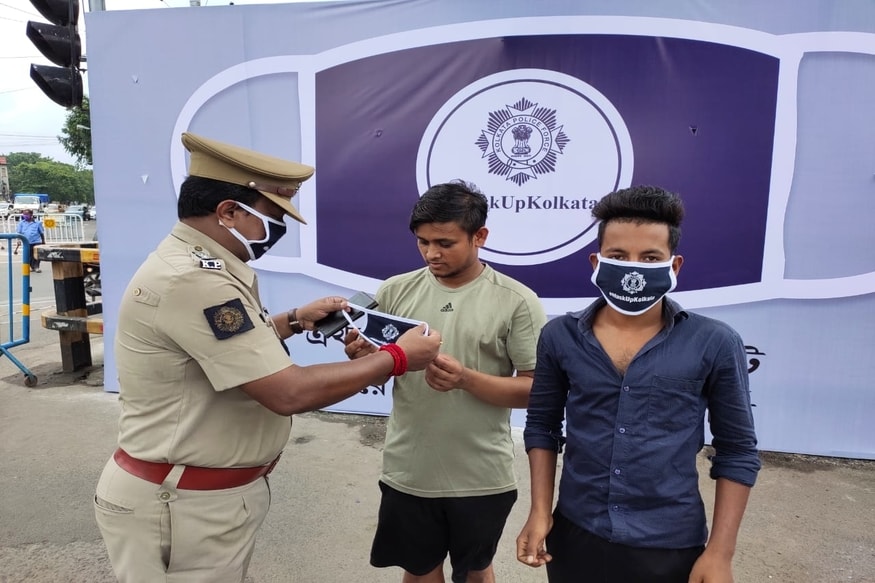 *আগামী কয়েকদিন শহরের বিভিন্ন জায়গায় ঘুরে মানুষকে সচেতন করবে ট্যাবলো। পাশাপাশি কলকাতা পুলিশের বিভিন্ন থানা ও ট্র্যাফিক গার্ডও মানুষকে সচেতন করার কাজে আরও জোর দেবে। *আগামী কয়েকদিন শহরের বিভিন্ন জায়গায় ঘুরে মানুষকে সচেতন করবে ট্যাবলো। পাশাপাশি কলকাতা পুলিশের বিভিন্ন থানা ও ট্র্যাফিক গার্ডও মানুষকে সচেতন করার কাজে আরও জোর দেবে।