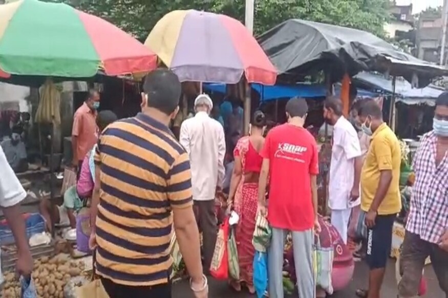 *করোনার সংক্রমণ লাফিয়ে লাফিয়ে বাড়লেও হেলদোল নেই বর্ধমান শহরের বাসিন্দাদের একটা বড় অংশের। পাড়ায় পাড়ায় করোনার সংক্রমণ ছড়িয়ে পড়লেও দীর্ঘক্ষন ধরে বাজার করার অভ্যাস ত্যাগ করতে পারলেন না অনেকেই। গত চব্বিশ ঘণ্টায় এই শহরে নতুন করে করোনায় আক্রান্ত হয়েছেন ২৮ জন। ফাইল ছবি। *করোনার সংক্রমণ লাফিয়ে লাফিয়ে বাড়লেও হেলদোল নেই বর্ধমান শহরের বাসিন্দাদের একটা বড় অংশের। পাড়ায় পাড়ায় করোনার সংক্রমণ ছড়িয়ে পড়লেও দীর্ঘক্ষন ধরে বাজার করার অভ্যাস ত্যাগ করতে পারলেন না অনেকেই। গত চব্বিশ ঘণ্টায় এই শহরে নতুন করে করোনায় আক্রান্ত হয়েছেন ২৮ জন। ফাইল ছবি।