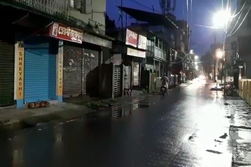 *পুলিশকে সক্রিয় থাকতে হয়েছে দুপুর ১২টা পর্যন্ত। তারপর থেকে বেলা যত বেড়েছে, রাস্তাঘাট ততই খাঁ খাঁ করেছে। পুলিশ আর সংবাদমাধ্যমের প্রতিনিধি ছাড়া আর কাউকেই দেখা যায়নি। *পুলিশকে সক্রিয় থাকতে হয়েছে দুপুর ১২টা পর্যন্ত। তারপর থেকে বেলা যত বেড়েছে, রাস্তাঘাট ততই খাঁ খাঁ করেছে। পুলিশ আর সংবাদমাধ্যমের প্রতিনিধি ছাড়া আর কাউকেই দেখা যায়নি।