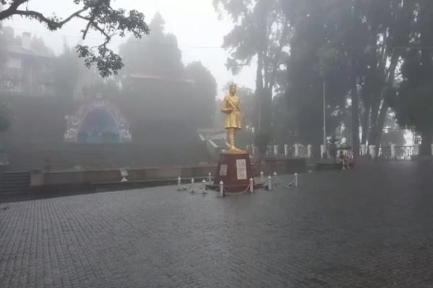 *পাহাড়ের ছবিও ছিল একইরকম। একে কড়া লকডাউন। সঙ্গে দুপুরের পর থেকে বৃষ্টি। এই দুইই মানুষকে ঘরবন্দি করে রাখে। লকডাউনের যে ছবি আজ ফের ধরা পড়েছে, তা দেখে অনেককেই বলতে শোনা গেল, এভাবে আগে নিজেদের ঘরবন্দী রাখলে আক্রান্তের গ্রাফ আজ এই জায়গায় পৌঁছত না। *পাহাড়ের ছবিও ছিল একইরকম। একে কড়া লকডাউন। সঙ্গে দুপুরের পর থেকে বৃষ্টি। এই দুইই মানুষকে ঘরবন্দি করে রাখে। লকডাউনের যে ছবি আজ ফের ধরা পড়েছে, তা দেখে অনেককেই বলতে শোনা গেল, এভাবে আগে নিজেদের ঘরবন্দী রাখলে আক্রান্তের গ্রাফ আজ এই জায়গায় পৌঁছত না।