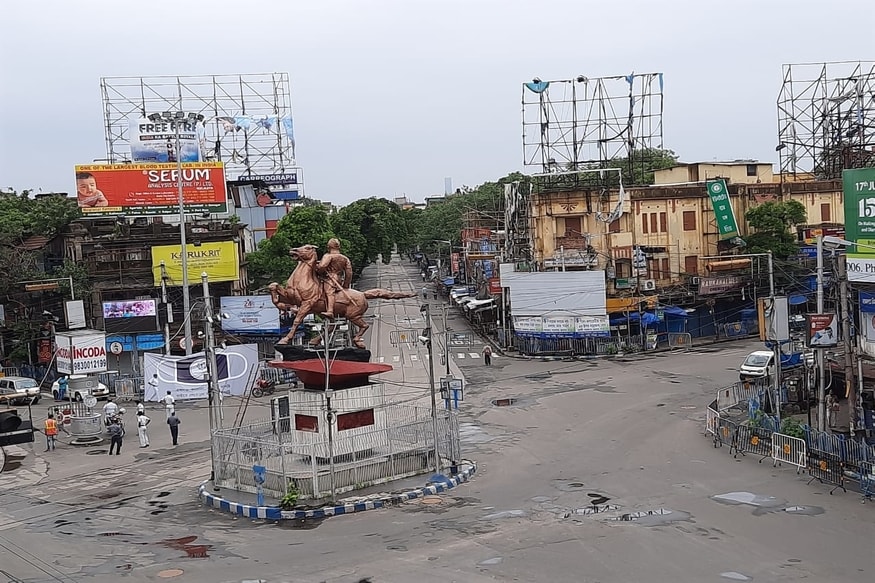 *আনলকের আগের লকডাউনে যতটুকু ফাঁকফোকর ছিল এবার তা মেরামত করে নিয়েছে প্রশাসন। সপ্তাহের প্রথম লকডাউনে বৃহস্পতিবার জরুরি প্রয়োজন ছাড়া একটি মাছিও রাস্তায় বেরোতে পারেনি। (তথ্য ও ছবি সুজয় পাল) *আনলকের আগের লকডাউনে যতটুকু ফাঁকফোকর ছিল এবার তা মেরামত করে নিয়েছে প্রশাসন। সপ্তাহের প্রথম লকডাউনে বৃহস্পতিবার জরুরি প্রয়োজন ছাড়া একটি মাছিও রাস্তায় বেরোতে পারেনি। (তথ্য ও ছবি সুজয় পাল)