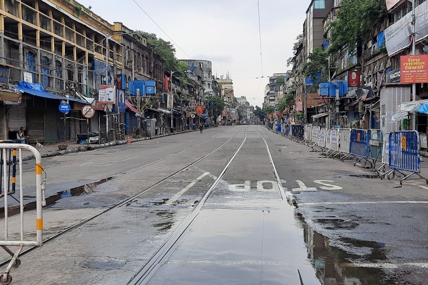 *বৃহস্পতিবার ভোর ৬টা থেকেই রাস্তায় সক্রিয় কলকাতা পুলিশ। তবে শুধু পুলিশি সক্রিয়তা নয়, মানুষও আগের থেকে যথেষ্ট সচেতন। প্রয়োজন ছাড়া এটা-ওটার বাহানা দিয়ে রাস্তায় বেরোননি সাধারণ মানুষ। নিজেদের ঘরবন্দি রেখেছে জনগণ। *বৃহস্পতিবার ভোর ৬টা থেকেই রাস্তায় সক্রিয় কলকাতা পুলিশ। তবে শুধু পুলিশি সক্রিয়তা নয়, মানুষও আগের থেকে যথেষ্ট সচেতন। প্রয়োজন ছাড়া এটা-ওটার বাহানা দিয়ে রাস্তায় বেরোননি সাধারণ মানুষ। নিজেদের ঘরবন্দি রেখেছে জনগণ।