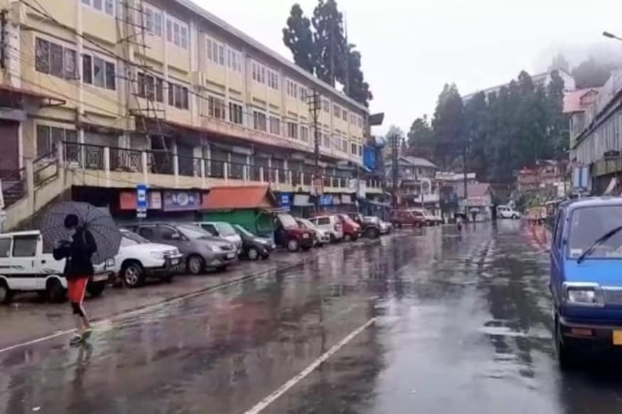 *রাজ্যজুড়ে কড়া লকডাউনে স্তব্ধ রইল শিলিগুড়ি। শান্ত রইল পাহাড়ও। চারদিক একেবারে নির্জনতায় ভরা। পাখির আওয়াজ ছাড়া কিছুই শোনা যায়নি। দার্জিলিংয়ের ম্যাল থেকে মিরিকের লেক। কার্শিয়ং স্টেশন থেকে কালিম্পংয়ের ডম্বর চক। কিংবা শিলিগুড়ির নৌকাঘাট মোড় থেকে মহাত্মা গান্ধী মোড়। এক্কেবারে শান্ত, শুনশান। *রাজ্যজুড়ে কড়া লকডাউনে স্তব্ধ রইল শিলিগুড়ি। শান্ত রইল পাহাড়ও। চারদিক একেবারে নির্জনতায় ভরা। পাখির আওয়াজ ছাড়া কিছুই শোনা যায়নি। দার্জিলিংয়ের ম্যাল থেকে মিরিকের লেক। কার্শিয়ং স্টেশন থেকে কালিম্পংয়ের ডম্বর চক। কিংবা শিলিগুড়ির নৌকাঘাট মোড় থেকে মহাত্মা গান্ধী মোড়। এক্কেবারে শান্ত, শুনশান।