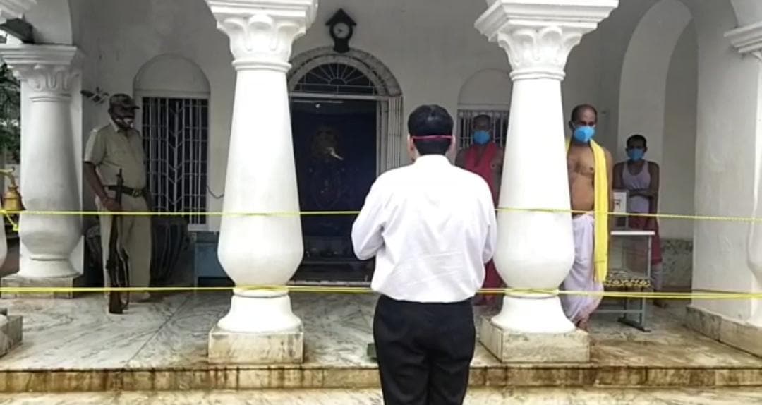 *বৃহস্পতিবার জেলাশাসক পবন কাদেয়ান পুজো দেন। এরপরেই পুজো দেন ভক্তরা। কোচবিহারের মহারাজাদের কুলদেবতা মদনমোহন ঠাকুরের মন্দির বন্ধ ছিল ২৫ মার্চ থেকে। প্রায় তিনমাস পর খুলল মন্দিরের দরজা। ভক্তরা একসাথে ১৫ জন করে মন্দিরে ঢোকার অনুমতি পাবেন। ছবি: সংগৃহীত। *বৃহস্পতিবার জেলাশাসক পবন কাদেয়ান পুজো দেন। এরপরেই পুজো দেন ভক্তরা। কোচবিহারের মহারাজাদের কুলদেবতা মদনমোহন ঠাকুরের মন্দির বন্ধ ছিল ২৫ মার্চ থেকে। প্রায় তিনমাস পর খুলল মন্দিরের দরজা। ভক্তরা একসাথে ১৫ জন করে মন্দিরে ঢোকার অনুমতি পাবেন। ছবি: সংগৃহীত।