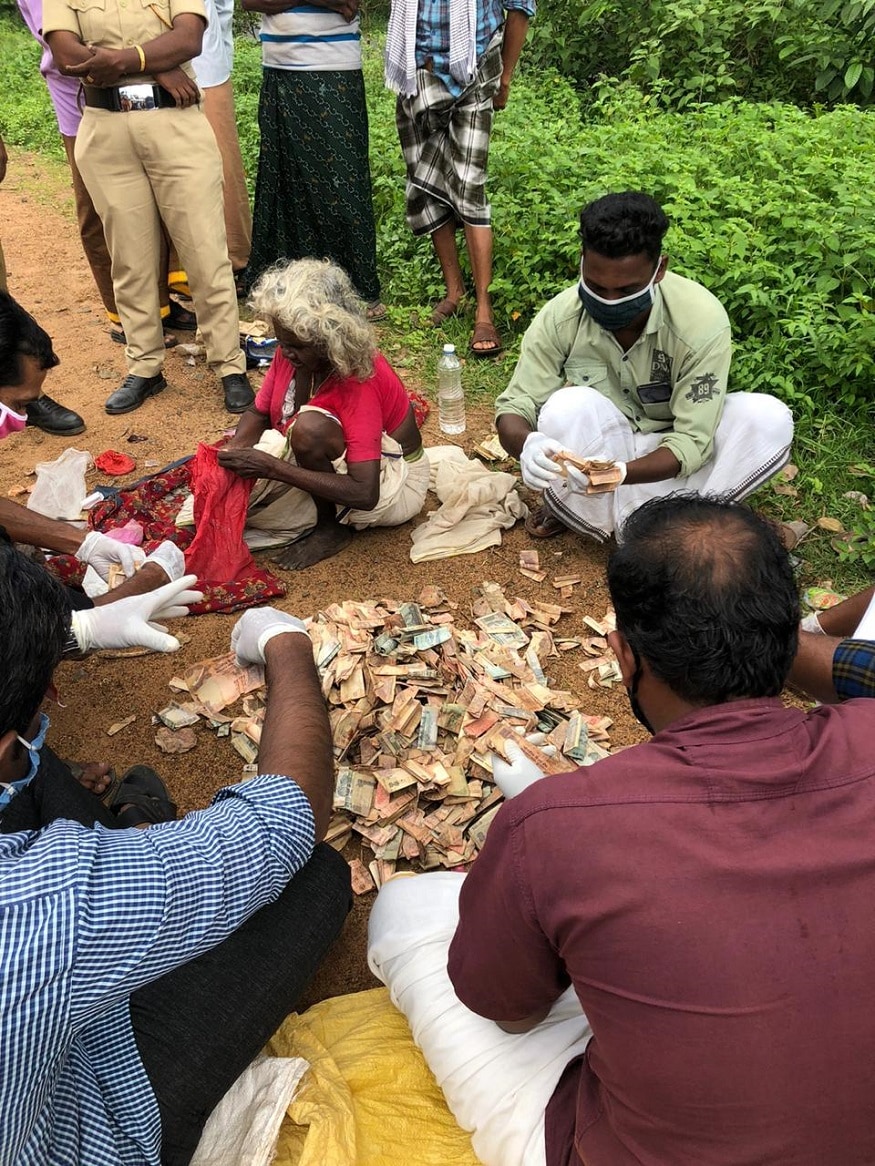 এর পর গোনা শুরু হয় টাকা। দেখা যায় এর মধ্যে ব্যান হয়ে যাওয়া নোটও আছে। ৫০০ এবং হাজারের নোট রয়েছে যেগুলি অচল। প্রায় ৩২ হাজার টাকার মতো অচল নোট পাওয়া যায় তাঁর কাছে। photo source news18 malayalam এর পর গোনা শুরু হয় টাকা। দেখা যায় এর মধ্যে ব্যান হয়ে যাওয়া নোটও আছে। ৫০০ এবং হাজারের নোট রয়েছে যেগুলি অচল। প্রায় ৩২ হাজার টাকার মতো অচল নোট পাওয়া যায় তাঁর কাছে। photo source news18 malayalam