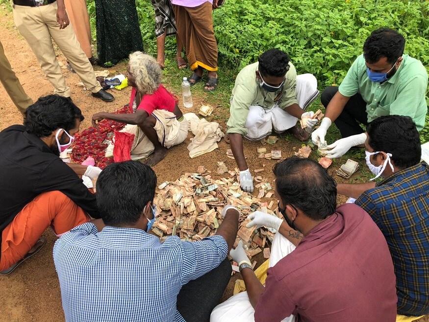 ২৫ বছর ধরে ভিক্ষে করে ওই বৃদ্ধা যা টাকা পেয়েছেন সব ওই টোপলায় রেখেছেন। এমনকি কাজ করে যা পেয়েছেন তাও জমিয়ে রেখেছেন। এগুলো সব তাঁর জমানো টাকা। photo source news18 malayalam ২৫ বছর ধরে ভিক্ষে করে ওই বৃদ্ধা যা টাকা পেয়েছেন সব ওই টোপলায় রেখেছেন। এমনকি কাজ করে যা পেয়েছেন তাও জমিয়ে রেখেছেন। এগুলো সব তাঁর জমানো টাকা। photo source news18 malayalam