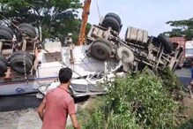 নিয়ন্ত্রণ হারিয়ে গ্যাস ট্যাঙ্কার উল্টে গেল গাড়ির উপর ! ভয়াবহ দুর্ঘটনায় মৃত ২ নিয়ন্ত্রণ হারিয়ে গ্যাস ট্যাঙ্কার উল্টে গেল গাড়ির উপর ! ভয়াবহ দুর্ঘটনায় মৃত ২