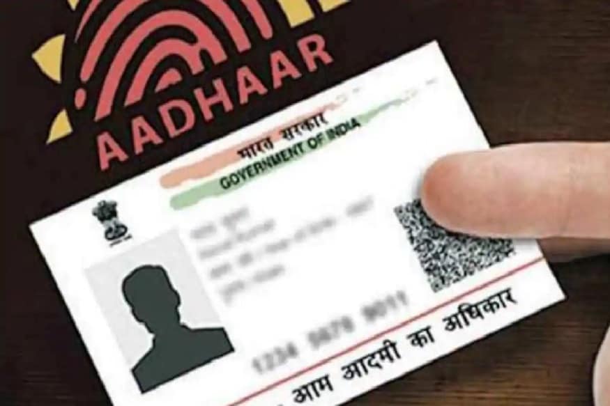 কাজের সূত্রে অনেককেই অন্য শহরে থাকতে হয় ৷ দেখা গিয়েছে অন্য শহরে ভাড়া থাকার সময় অ্যাড্রেস প্রুফ নিয়ে একাধিক সমস্যায় পড়তে হয়েছে ৷ যাঁরা ভাড়া থাকেন তাদের আধার কার্ডে ঠিকানা আপডেট করতে গেলে সমস্যায় পড়তে হয় ৷ সাধারণ মানুষের সমস্যার কথা মাথায় রেখে Unique Identification Authority of India (UIDAI) আধার কার্ডে ঠিকানা বদলানোর জন্য অনলাইন ও অফলাইন দুটি বিকল্প রেখেছে ৷ এর মাধ্যমে আপনিও সহজেই ঠিকানা বদলাতে পারবেন৷ তবে যারা ভাড়া থাকেন তাদের অ্যাড্রেস আপডেট করার জন্য রেজিস্টার্ড রেন্ট এগ্রিমেন্ট থাকতে হবে ৷ কাজের সূত্রে অনেককেই অন্য শহরে থাকতে হয় ৷ দেখা গিয়েছে অন্য শহরে ভাড়া থাকার সময় অ্যাড্রেস প্রুফ নিয়ে একাধিক সমস্যায় পড়তে হয়েছে ৷ যাঁরা ভাড়া থাকেন তাদের আধার কার্ডে ঠিকানা আপডেট করতে গেলে সমস্যায় পড়তে হয় ৷ সাধারণ মানুষের সমস্যার কথা মাথায় রেখে Unique Identification Authority of India (UIDAI) আধার কার্ডে ঠিকানা বদলানোর জন্য অনলাইন ও অফলাইন দুটি বিকল্প রেখেছে ৷ এর মাধ্যমে আপনিও সহজেই ঠিকানা বদলাতে পারবেন৷ তবে যারা ভাড়া থাকেন তাদের অ্যাড্রেস আপডেট করার জন্য রেজিস্টার্ড রেন্ট এগ্রিমেন্ট থাকতে হবে ৷