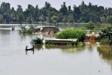 গ্রামের একমাত্র ব্রিজ ভেসে গেছে বন্যায়, ইলেকট্রিক তার ধরে যাতায়াত গ্রামবাসীদের