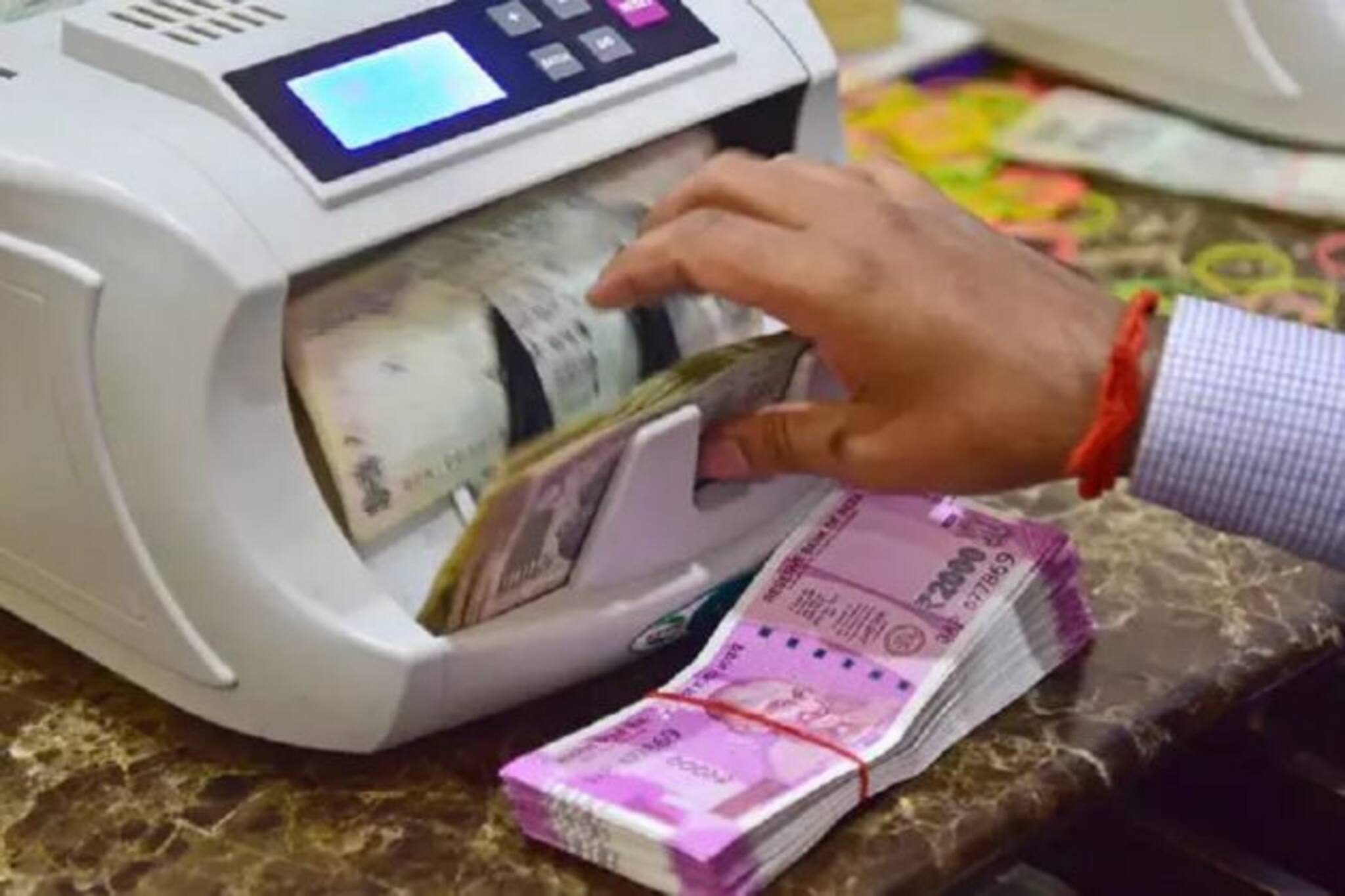 ব্যাঙ্কে জাল নোট জমা করতে গিয়ে গ্রেফতার দুই গ্রাহক !