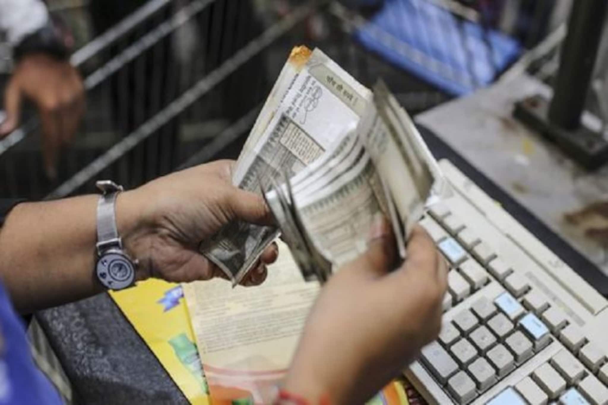 মাত্র ৩০ সেকেন্ডে ব্যাঙ্ক থেকে ১০ লাখ টাকা নিয়ে হাওয়া হয়ে গেল ১০ বছরের খুদে