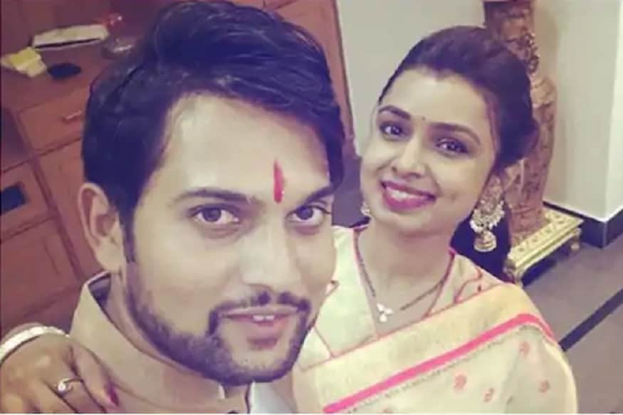 করোনার জেরে দেশজুড়ে লকডাউন ৷ তাতে সমস্যায় পড়ছেন সব ইন্ডাস্ট্রির মানুষই ৷ আশুতোষের আত্মহত্যার কারণ অবশ্য এখনও পর্যন্ত জানা যায়নি। যদিও পরিবার সূত্রে খবর, বেশ কয়েকদিন ধরেই মানসিকভাবে অবসাদগ্রস্ত ছিলেন তিনি। কয়েকদিন আগেই সোশ্যাল মিডিয়ায় একটি ভিডিও শেয়ার করেছিলেন আশুতোষ ৷ যেখানে উঠে এসেছে একজন অবসাদগ্রস্ত মানুষ কেন আত্মঘাতী হন, তার কারণ। করোনার জেরে দেশজুড়ে লকডাউন ৷ তাতে সমস্যায় পড়ছেন সব ইন্ডাস্ট্রির মানুষই ৷ আশুতোষের আত্মহত্যার কারণ অবশ্য এখনও পর্যন্ত জানা যায়নি। যদিও পরিবার সূত্রে খবর, বেশ কয়েকদিন ধরেই মানসিকভাবে অবসাদগ্রস্ত ছিলেন তিনি। কয়েকদিন আগেই সোশ্যাল মিডিয়ায় একটি ভিডিও শেয়ার করেছিলেন আশুতোষ ৷ যেখানে উঠে এসেছে একজন অবসাদগ্রস্ত মানুষ কেন আত্মঘাতী হন, তার কারণ।